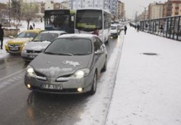 Kar lastiği ve zincir takmayanlar yolda kaldı