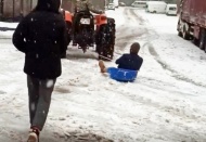 Kar üstünde leğenle snowboard yaptı