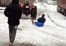 Kar üstünde leğenle snowboard yaptı