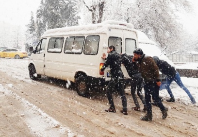 Kar yağdı, yollar buz pistine döndü