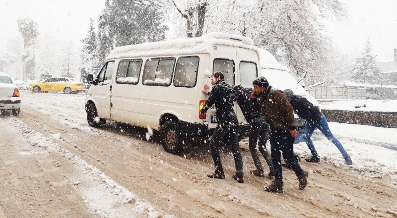 Kar yağdı, yollar buz pistine döndü