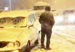 Kar yağışı ulaşımı engelledi