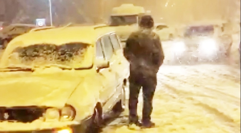 Kar yağışı ulaşımı engelledi