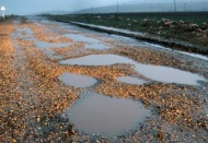 Kar yağışı yolları bozdu 