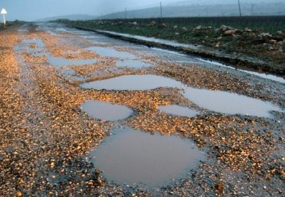 Kar yağışı yolları bozdu 
