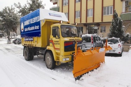 Kar yağışına anında müdahale ediyor