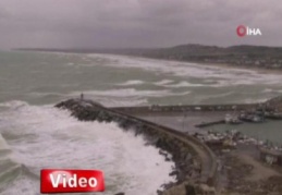 Karaburun'da dev dalgalar!