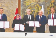 Karaca Çifti, Milli Eğitim’e nakdi bağışta bulundu