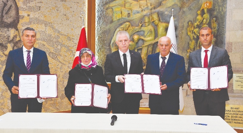 Karaca Çifti, Milli Eğitim’e nakdi bağışta bulundu