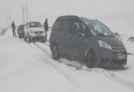 Karadağ geçidi karayolları ekiplerinin müdahalesiyle ulaşıma açıldı