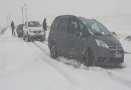 Karadağ geçidi karayolları ekiplerinin müdahalesiyle ulaşıma açıldı