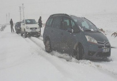 Karadağ geçidi karayolları ekiplerinin müdahalesiyle ulaşıma açıldı