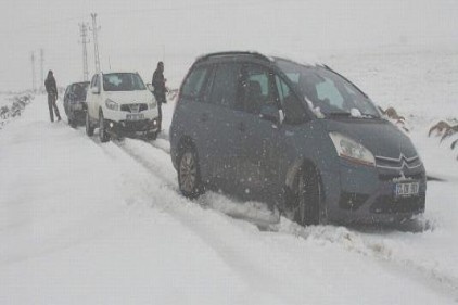 Karadağ geçidi karayolları ekiplerinin müdahalesiyle ulaşıma açıldı