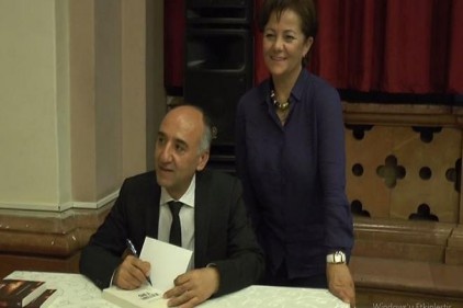 Karadeniz, ikinci kitabını imzaladı