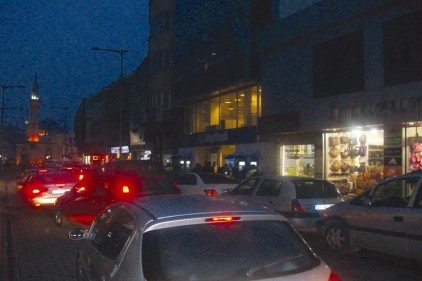 Karagöz Caddesi&#8217;nde bitmeyen trafik çilesi