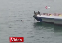 Karaköy'de denize düşen bir şahsın kurtarılma anları kamerada