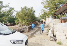 Karantinadaki evleri tek tek dolaşıyorlar