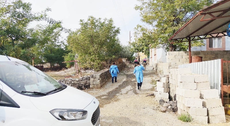 Karantinadaki evleri tek tek dolaşıyorlar