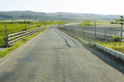 Karasu Çayı köprüsü onarılmayı bekliyor 