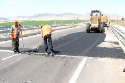 Karasu Köprüsü&#8217;ndeki kazalara davetiye çıkaran çatlaklar onarıldı