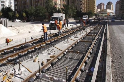 Karataş&#039;ta tramvayın rayları döşenmeye başladı