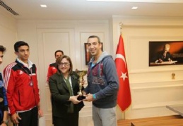 Karate takımı ödüllendirdi