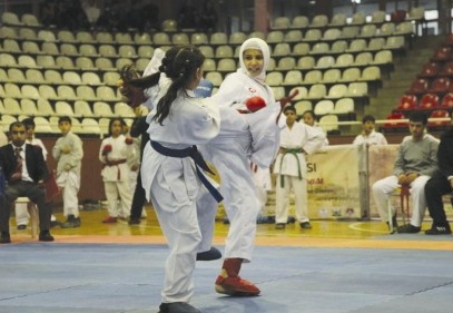 Karate turnuvasında sporcular kıyasıya yarıştı