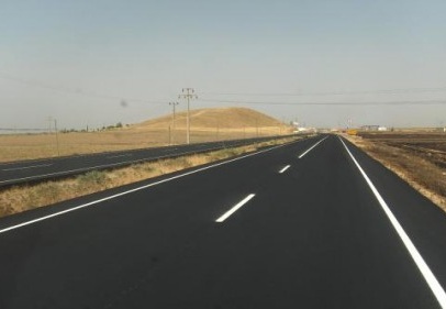 Karayolunda çizgi çalışması yapılıyor 