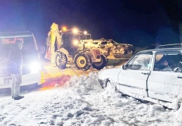 Karda mahsur kalan biri çocuk, 4 kişiye İHA ulaştı