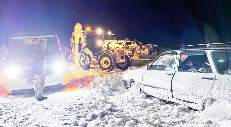 Karda mahsur kalan biri çocuk, 4 kişiye İHA ulaştı