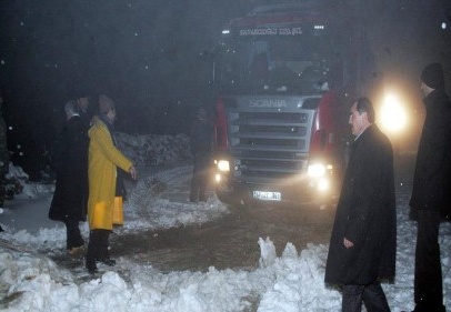 Karda mahsur kalanlar kurtarıldı 