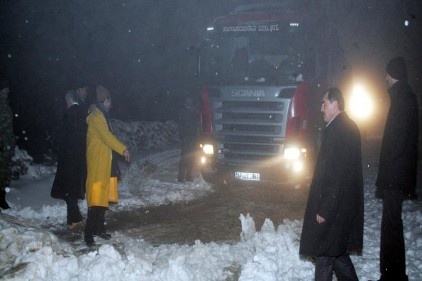 Karda mahsur kalanlar kurtarıldı 