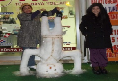 Kardan adam da sevinçten amuda kalktı