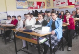 Kardeş okula kırtasiye yardımı yaptılar