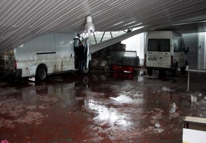 Karın ağırlığına dayanamayan 3 iş yerinin saçakları kırıldı. 