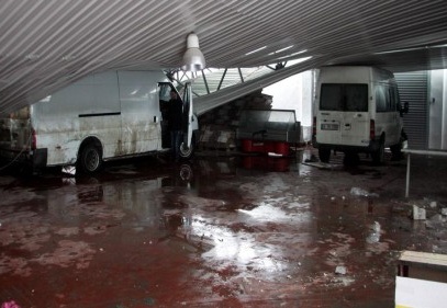 Karın ağırlığına dayanamayan 3 iş yerinin saçakları kırıldı. 