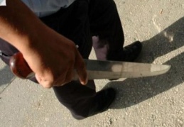 Karısını bıçakladı