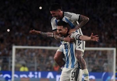 Kariyerinin 800. golünü atan Messi tarihe geçti!