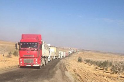 Karkamış kapısında 8-10 kilometre TIR kuyruğu..