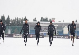 Karla kaplı sahada, keyifli idman