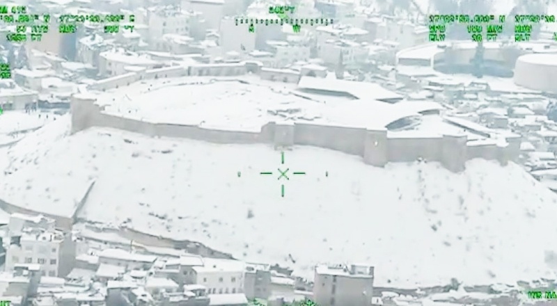 Karla mücadele çalışmaları helikopter destekli sürüyor