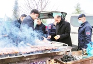 Karla mücadele ekibine mangalda sucuk