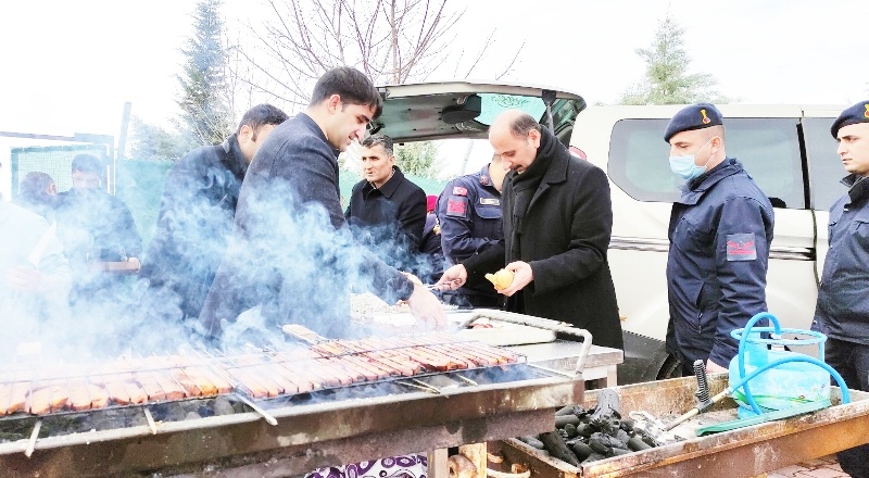 Karla mücadele ekibine mangalda sucuk