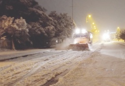 Karla mücadele ekipleri, tuzlama çalışması yapıyor
