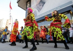 Karnaval havasında indirim fırsatı yaşandı