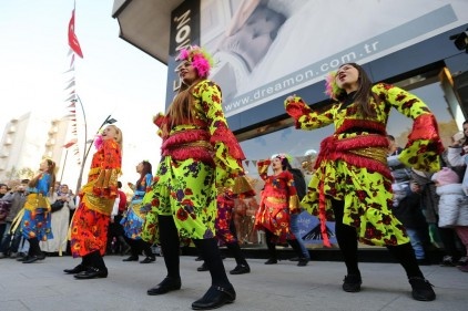 Karnaval havasında indirim fırsatı yaşandı