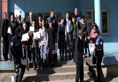 Karne timi öğrencileri ablukaya aldı