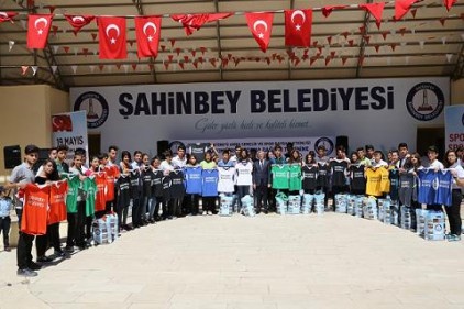 Karnesini getirene hediye var