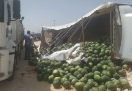 Karpuz yüklü kamyon devrildi, karpuzlar saçıldı