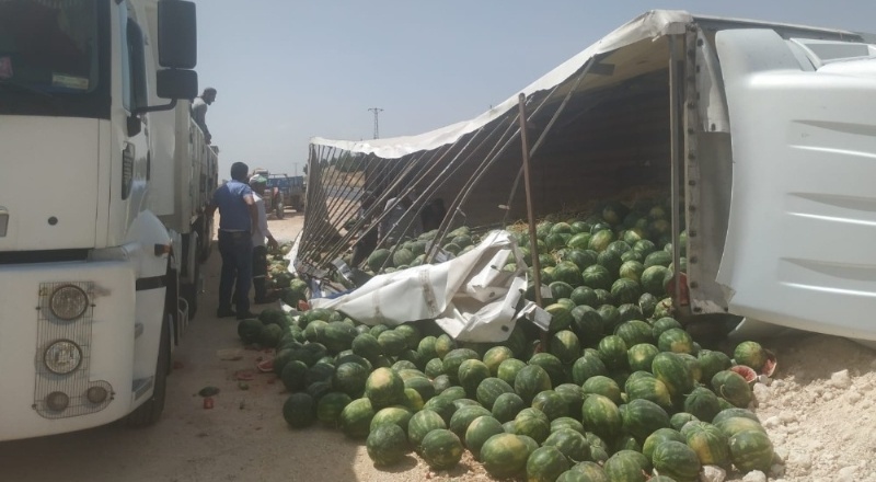 Karpuz yüklü kamyon devrildi, karpuzlar saçıldı